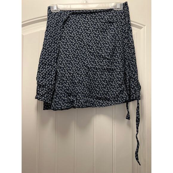 Brandy Melville Women’s Flowey Wrap Around Floral Party Mini Skirt Size 3 Blue - Picture 3 of 4
